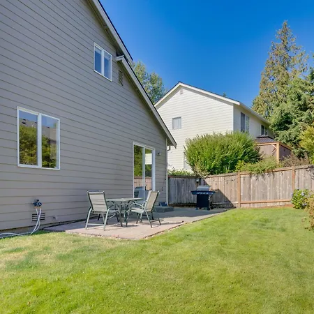 Bothell Retreat Home Gym, Fireplace And More!